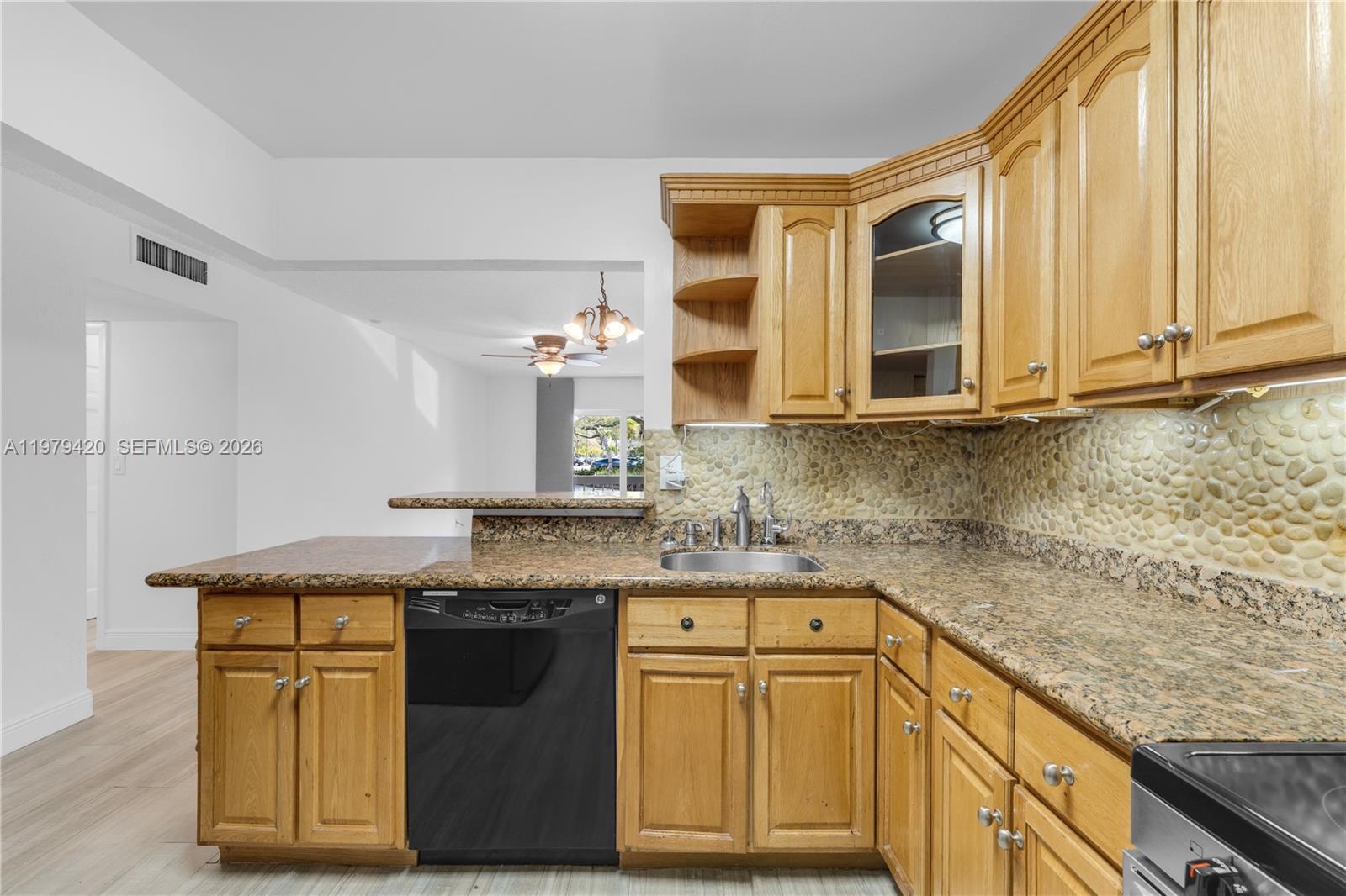 VILLAGE OF KINGS CREEK CO - Residential Lease