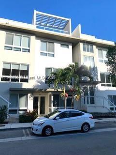 Amazing 4 bedrooms, 3 full bath and 2 half bath with elevator and roof top terrace. Clubhouse , community pool, tennis, exercise room....