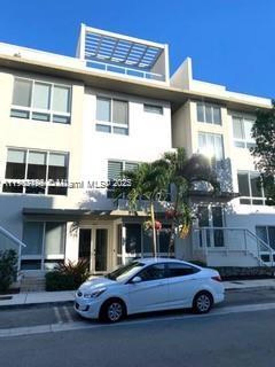 Amazing 4 bedrooms, 3 full bath and 2 half bath with elevator and roof top terrace. Clubhouse , community pool, tennis, exercise room....