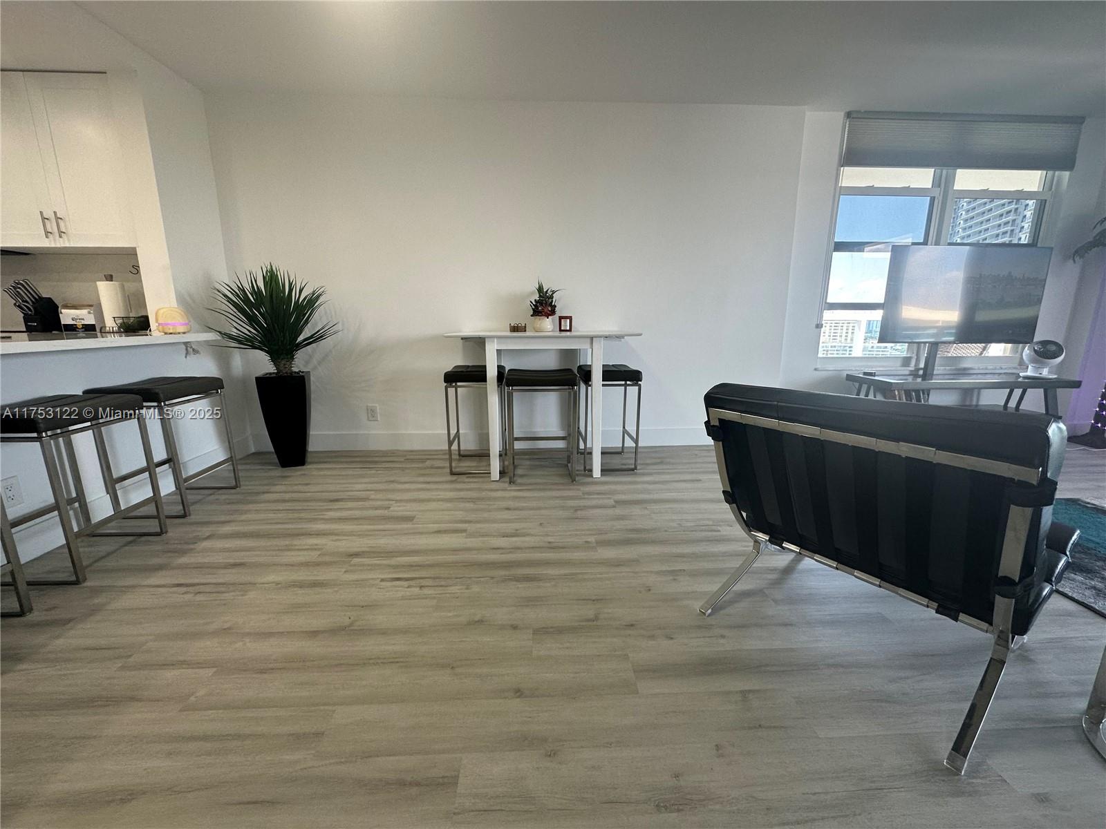 HALLMARK OF HOLLYWOOD CON - Residential