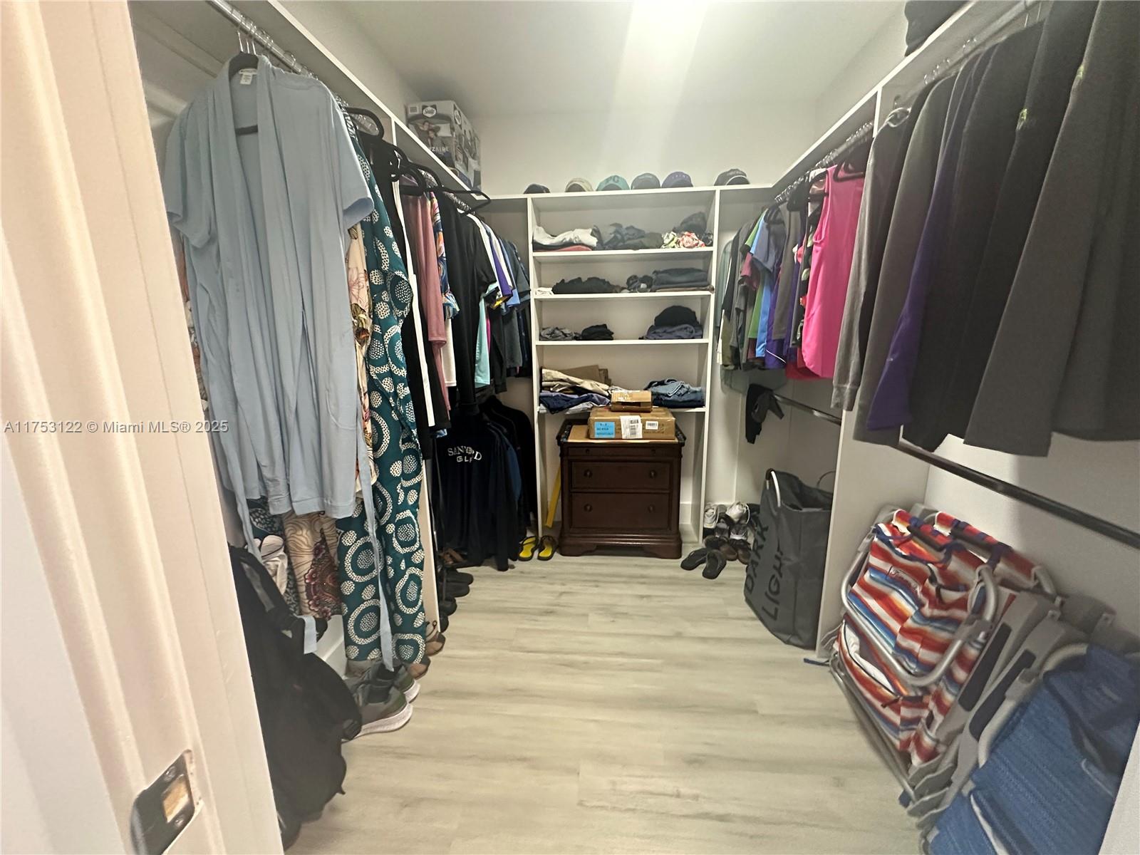 HALLMARK OF HOLLYWOOD CON - Residential