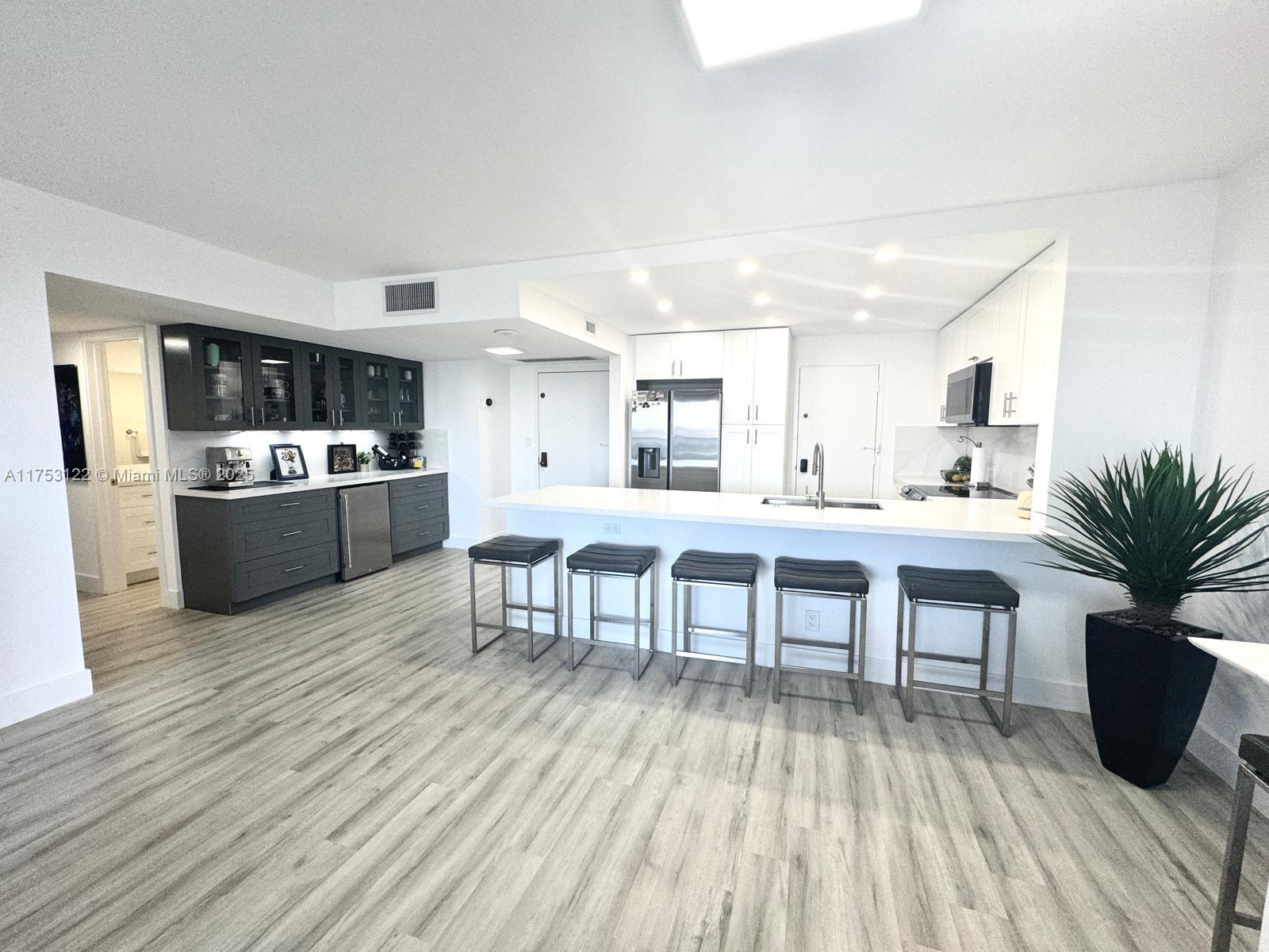 HALLMARK OF HOLLYWOOD CON - Residential