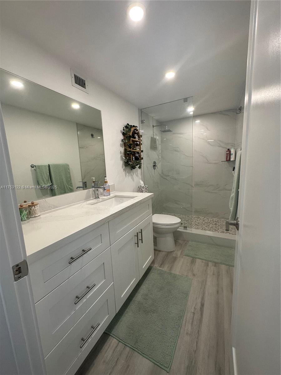 HALLMARK OF HOLLYWOOD CON - Residential