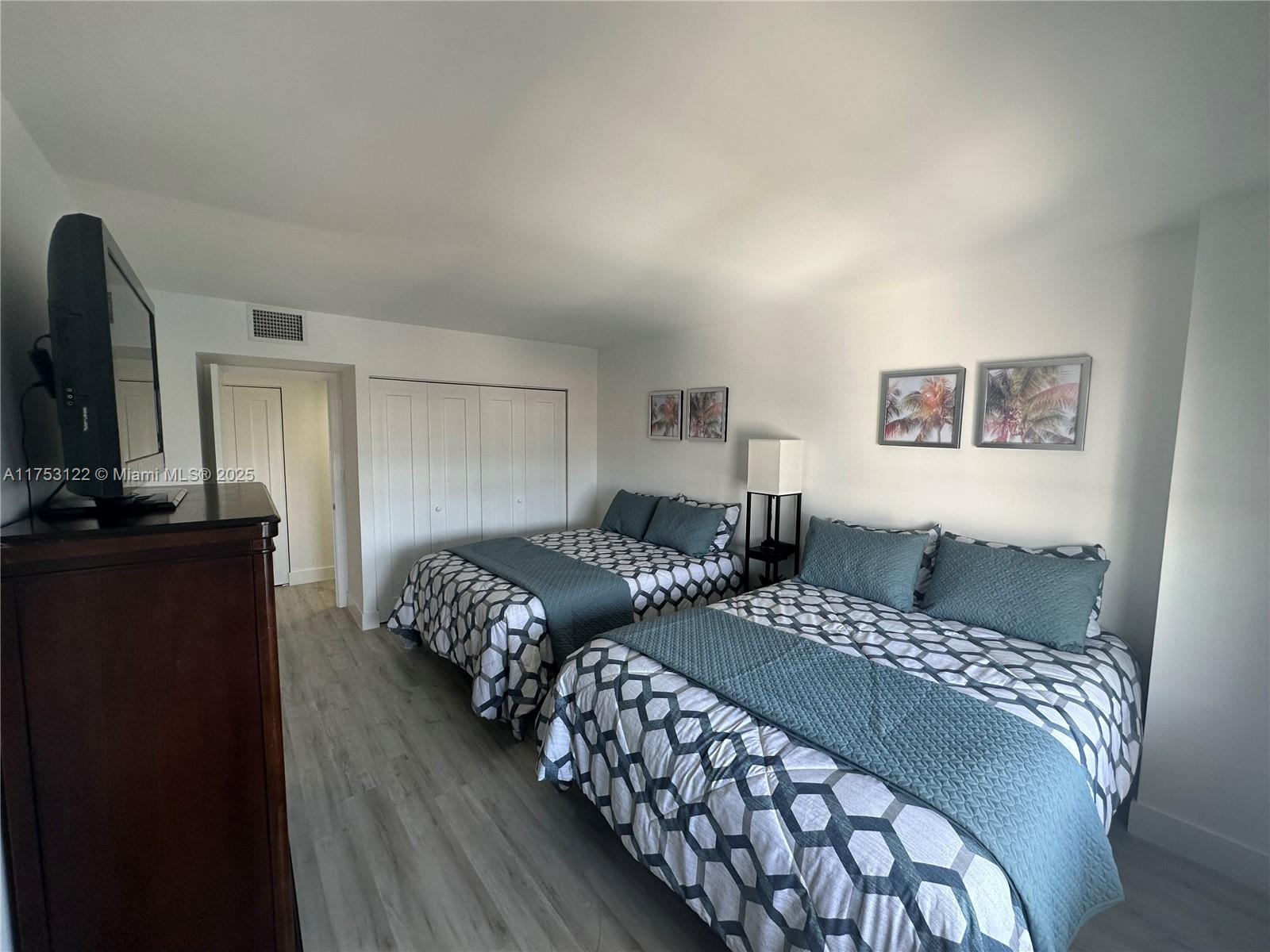 HALLMARK OF HOLLYWOOD CON - Residential