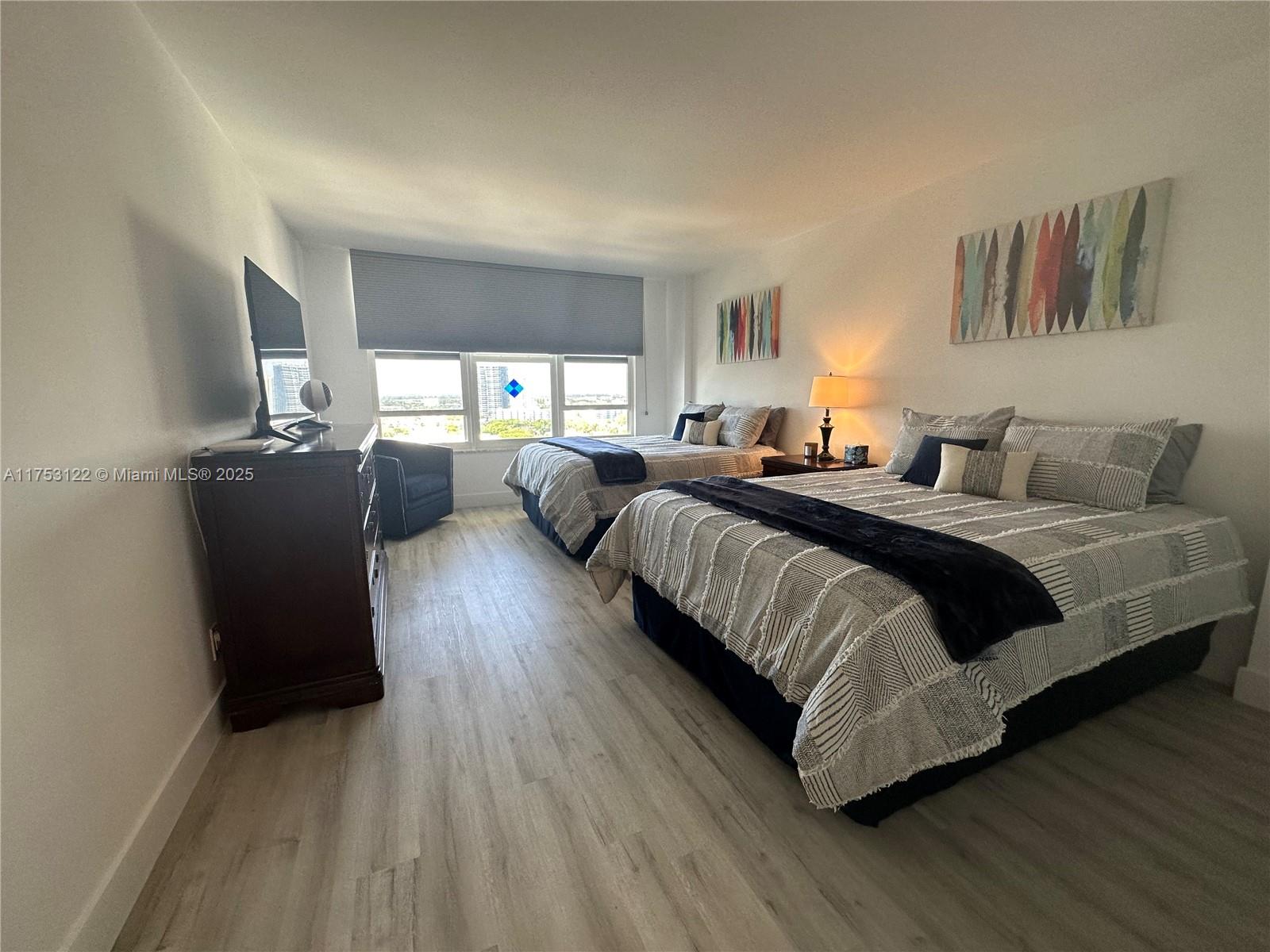 HALLMARK OF HOLLYWOOD CON - Residential