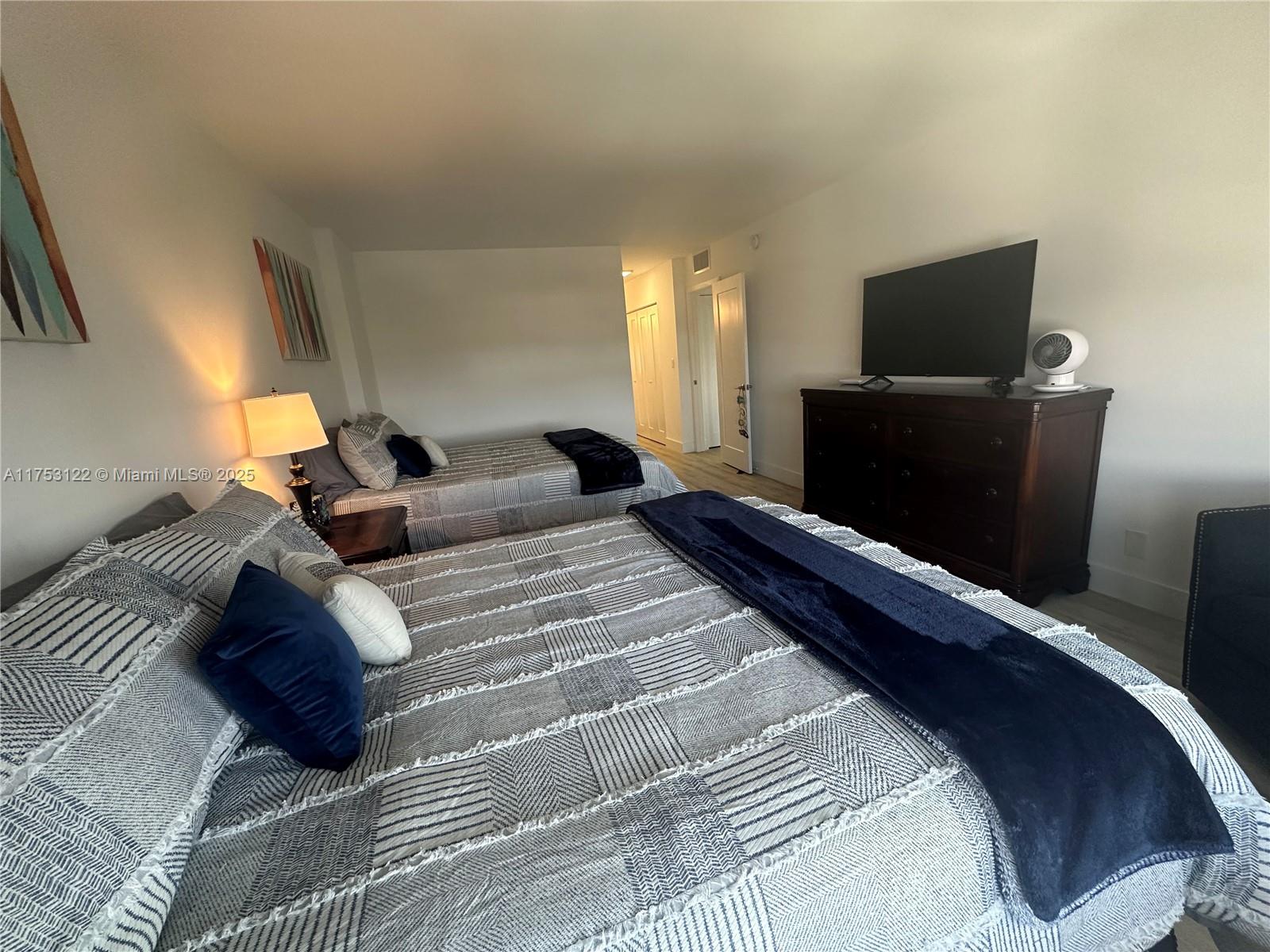 HALLMARK OF HOLLYWOOD CON - Residential