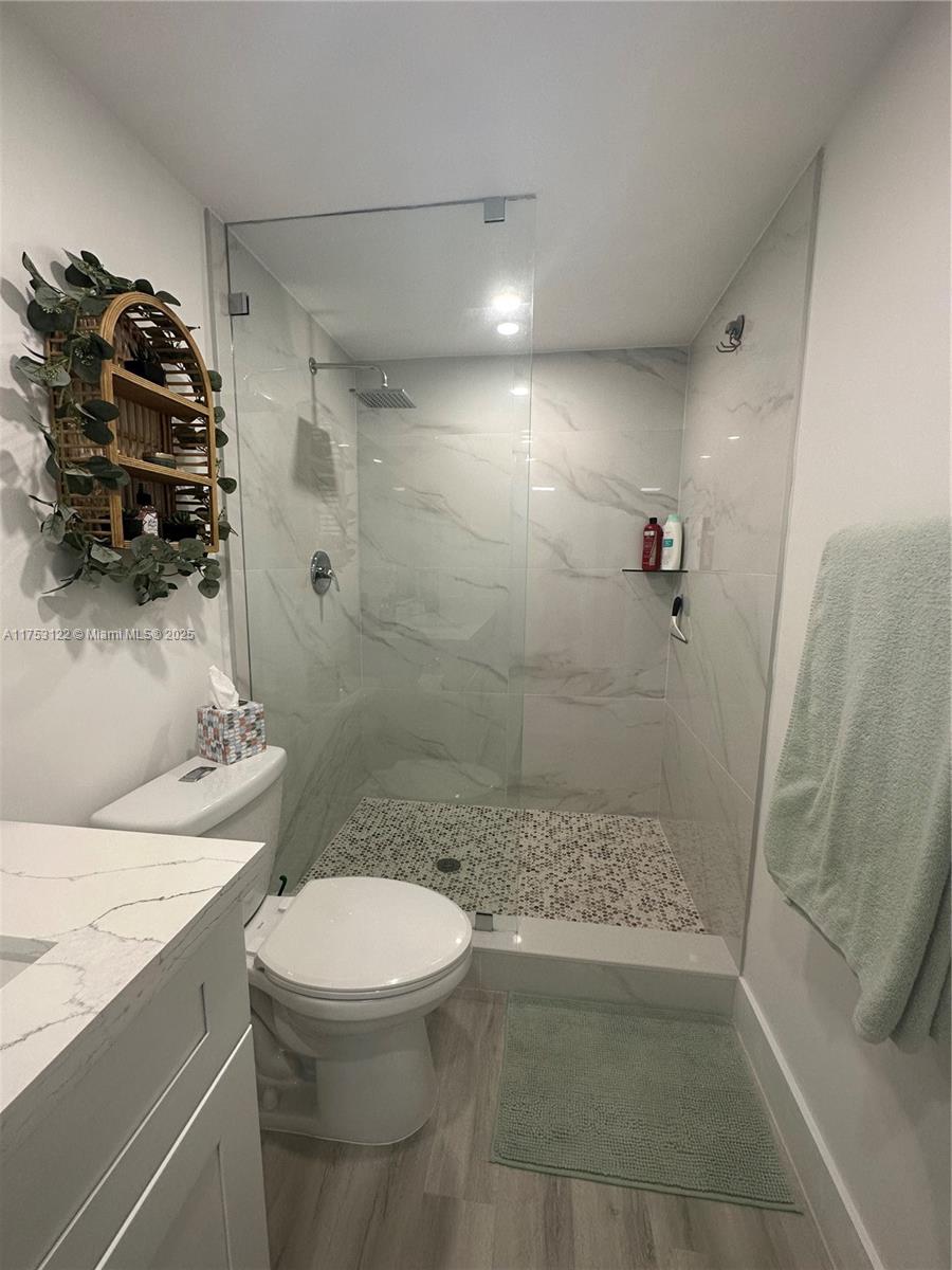 HALLMARK OF HOLLYWOOD CON - Residential