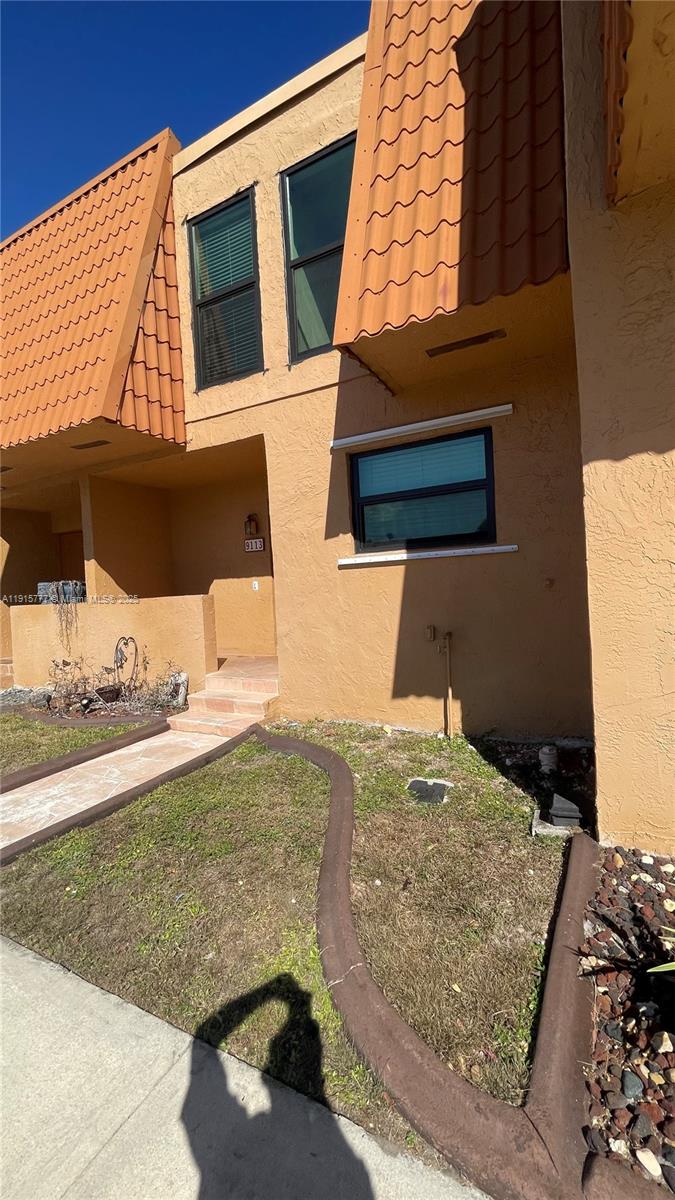 WESTVIEW CONDOMINIUM NO T - Residential Lease