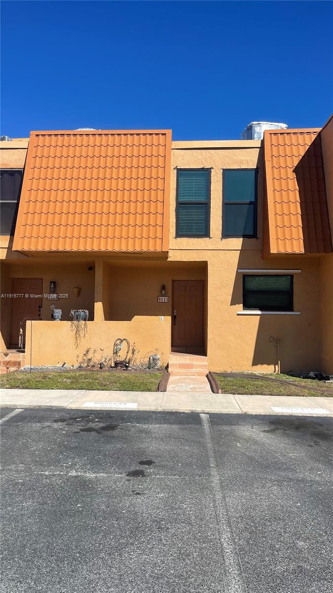 WESTVIEW CONDOMINIUM NO T - Residential Lease