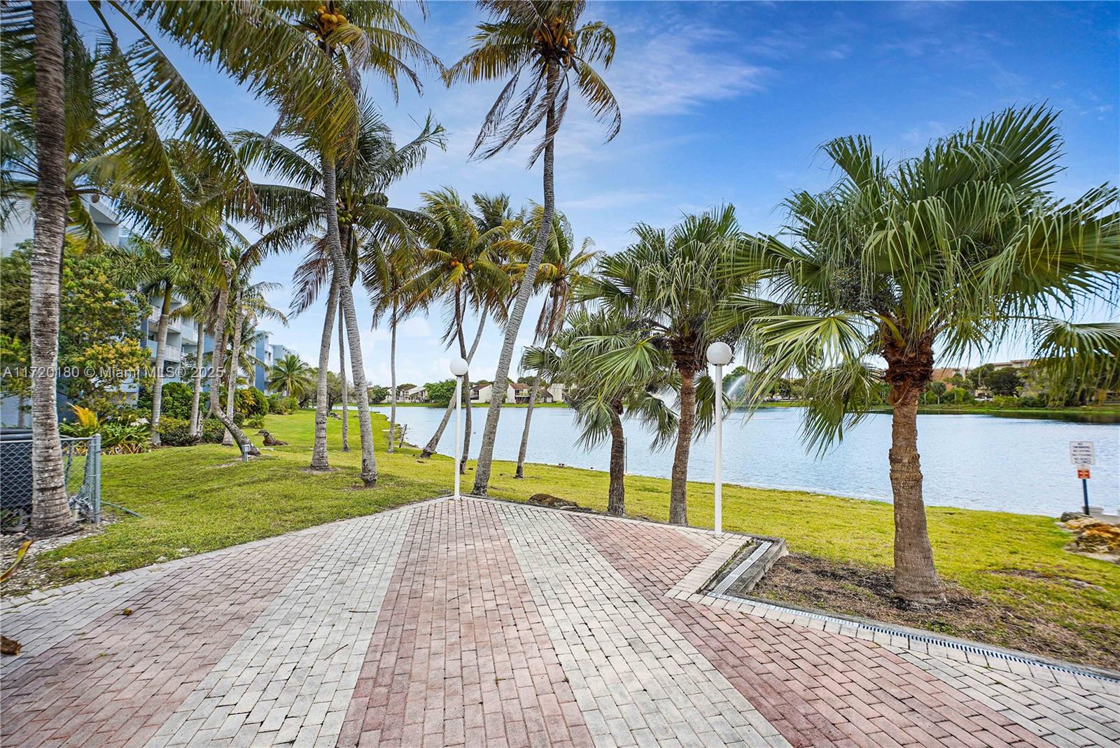 THE BEACH CLUB FONTAINEBL - Residential