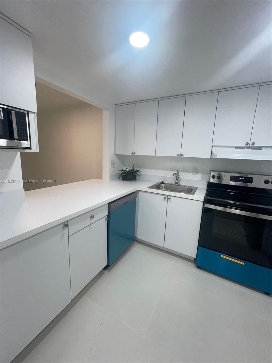 Completely remodeled! Spacious 1/1.5 in Deerfield Beach. Close to shops, grocery and restaurants. Short distance to 95 and 10 minutes to the beach. Rapid approval