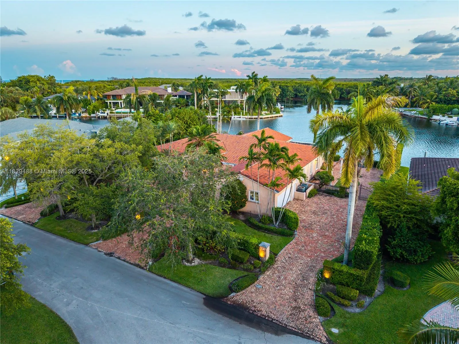 Coral Gables, Florida 33156, United States, 5 Bedrooms Bedrooms, ,4 BathroomsBathrooms,Residential,Pending,159678
