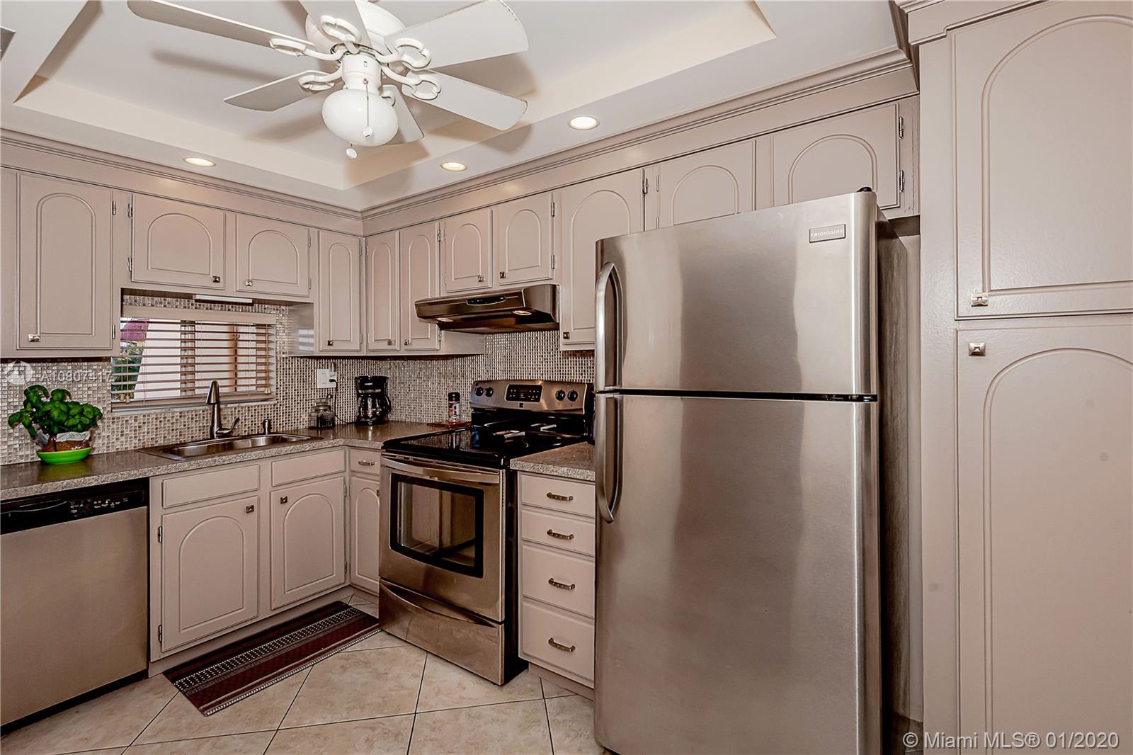 HOLLYBROOK GOLF & TENNIS - Residential