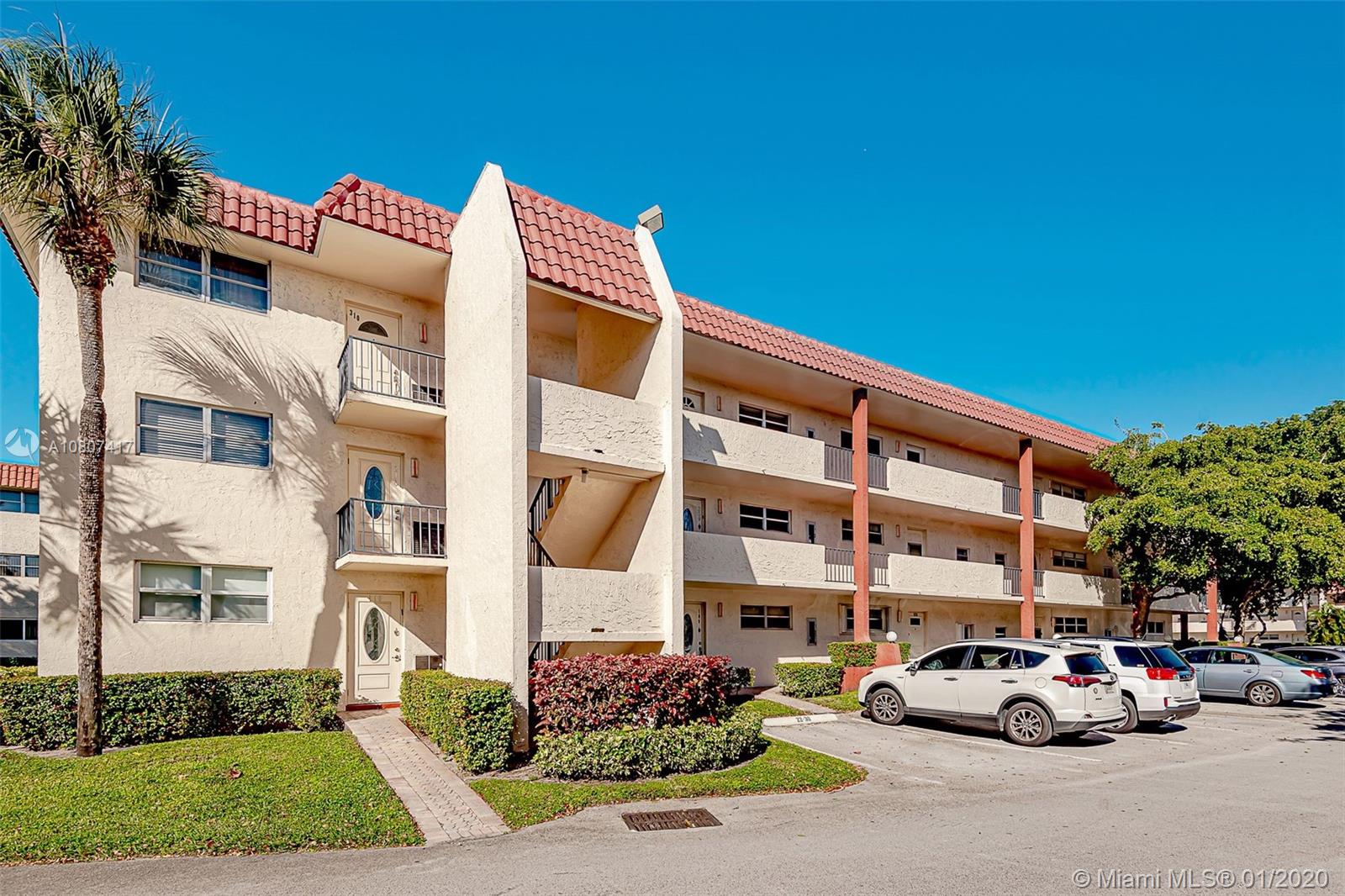 HOLLYBROOK GOLF & TENNIS - Residential