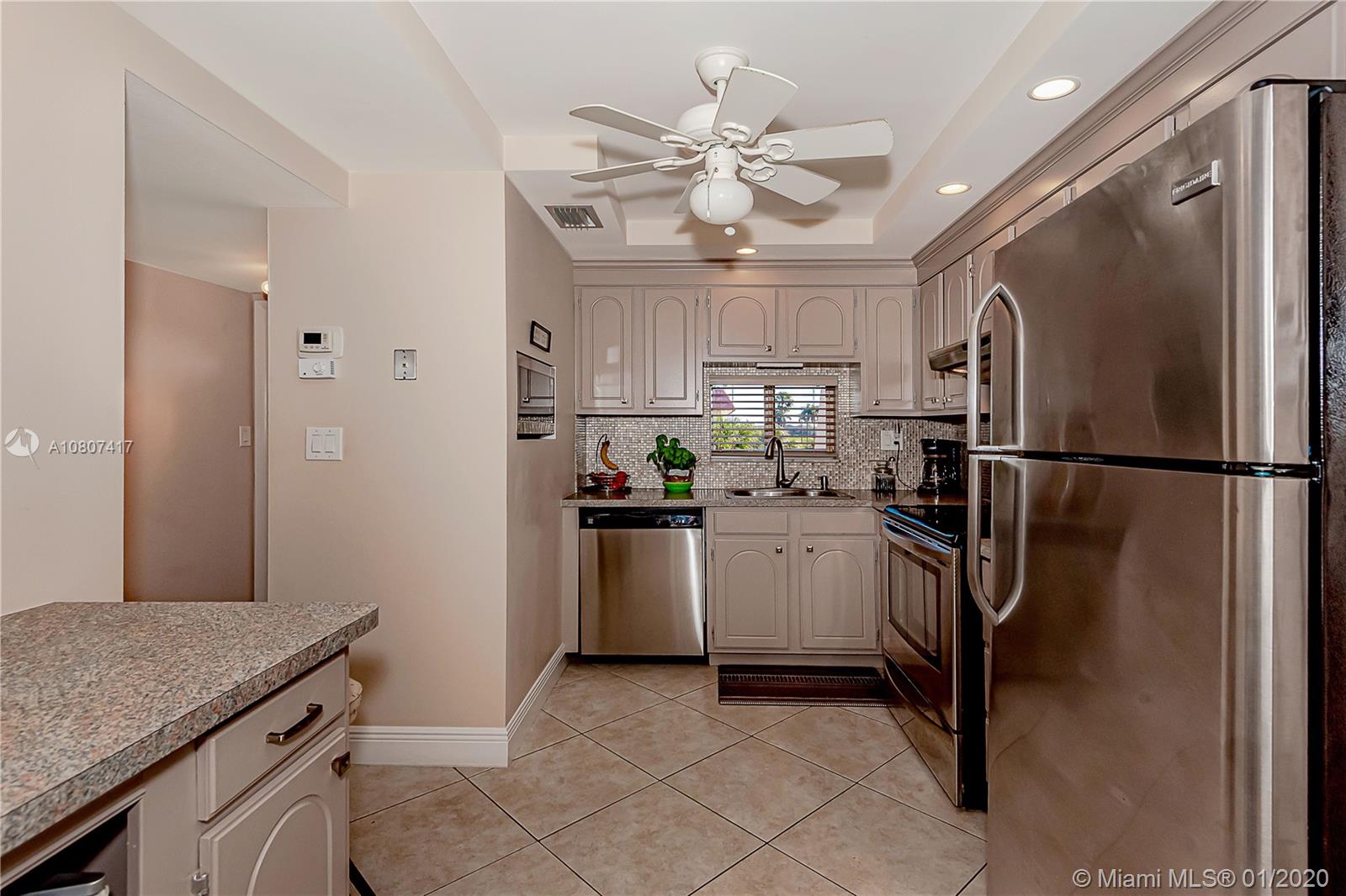 HOLLYBROOK GOLF & TENNIS - Residential