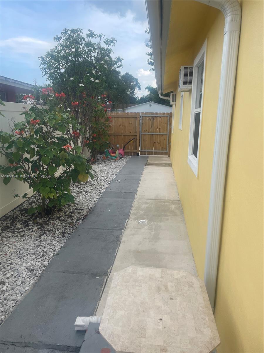 NORTH HOLLYWOOD - Residential Lease