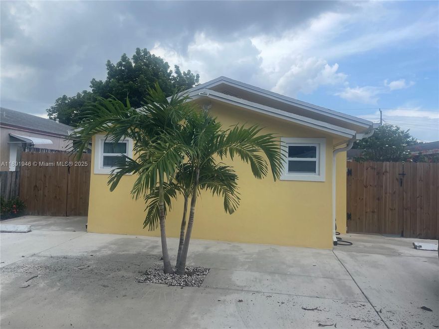 Fantastic apartment 2/2, located a few minutes from downtown Hollywood,10 minutes from the beach, 2 parking
spot completely renovated, RAPID APPROVAL! REQUIREMENTS TO BE APPROVED, -background check clean, proof
of work, 3 months upfront, letter of reference previous landlord, NO evictions.