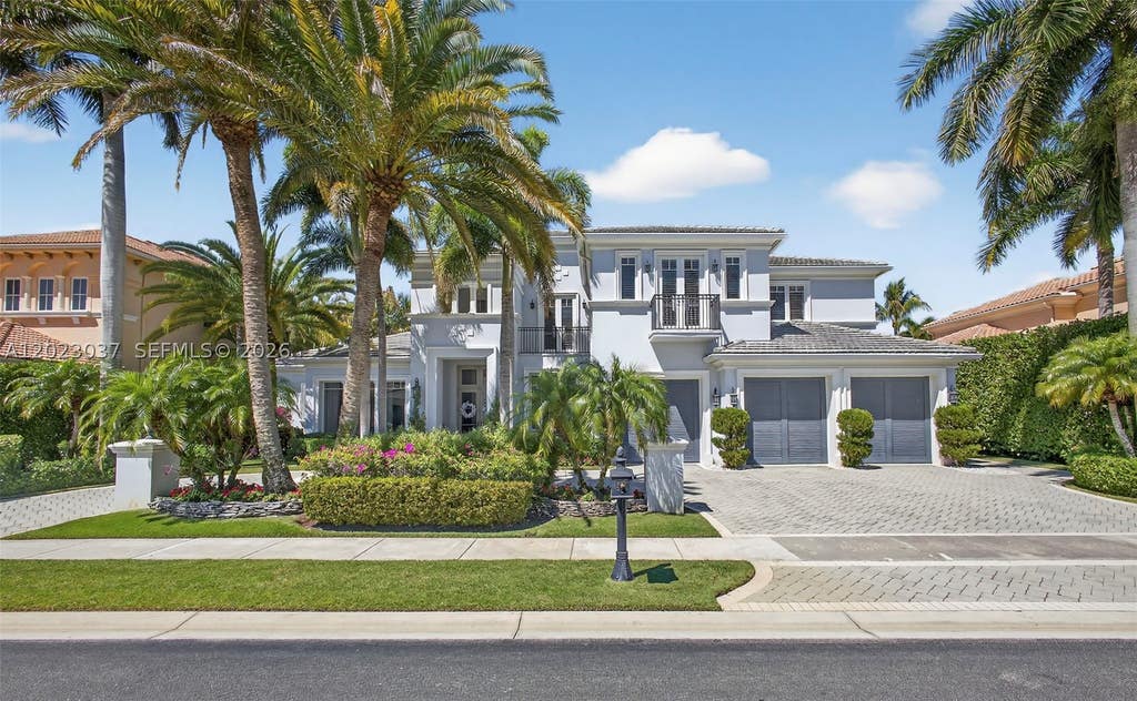 Photo of 656 Hermitage Cir, Palm Beach Gardens, FL 33410 (MLS # A12023037)