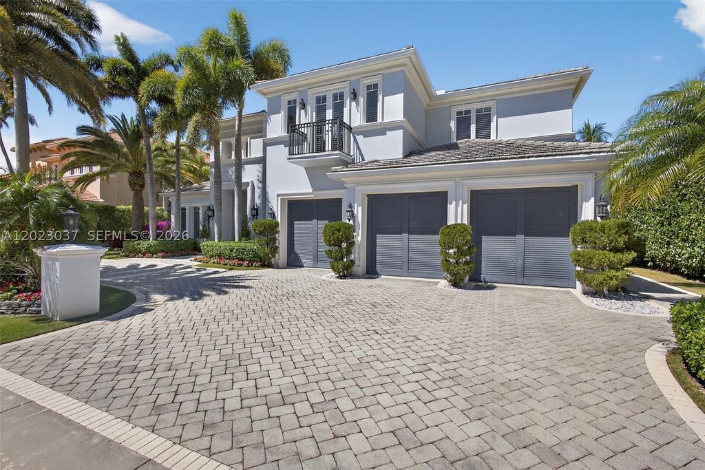 Photo of 656 Hermitage Cir, Palm Beach Gardens, FL 33410 (MLS # A12023037)