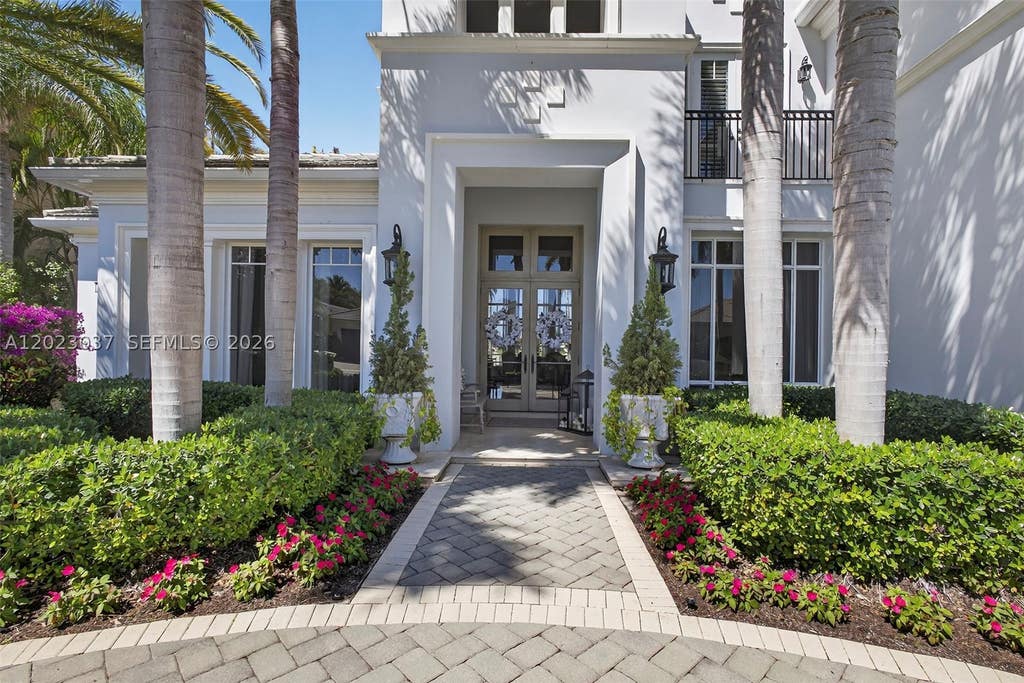 Photo of 656 Hermitage Cir, Palm Beach Gardens, FL 33410 (MLS # A12023037)