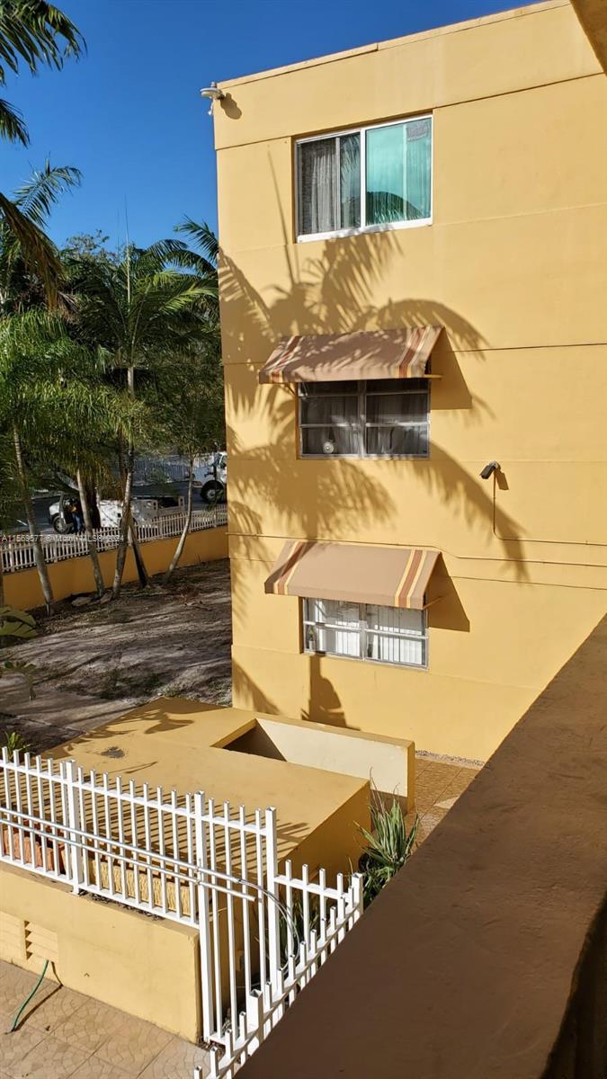 Cute Condo 1/1 In The Palms 51 Condo used as 2 bedrooms , 3 floor located, parking around the building , good condition,  perfect for investors, see brokers remarks