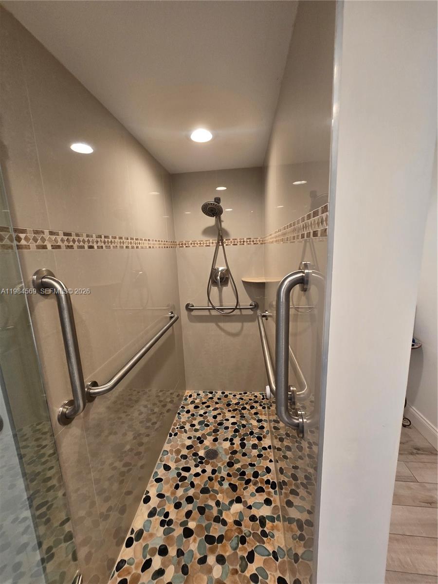 POINTE @ POMPANO BEACH CO - Residential