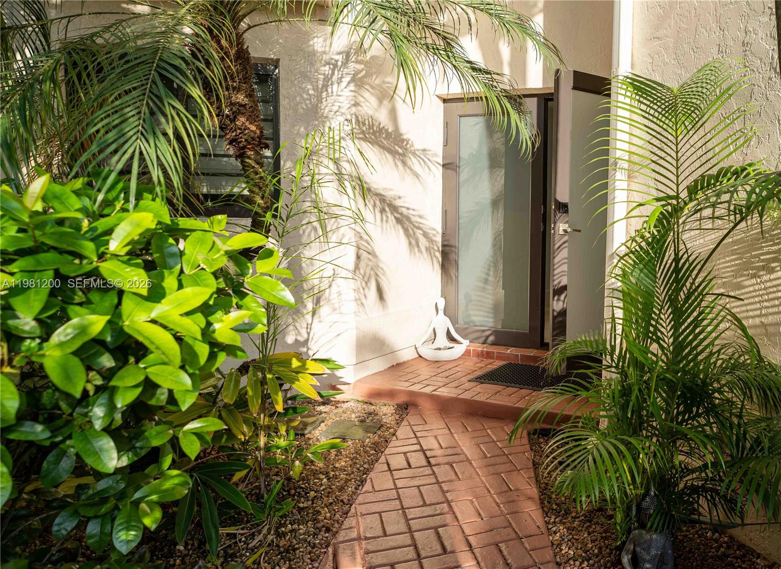 4957 NW 93rd Doral Pl .