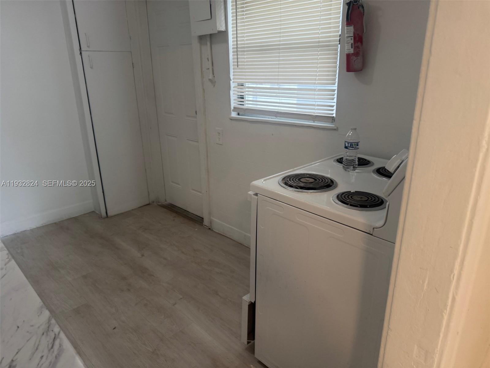 HOLLYWOOD LITTLE RANCHES - Residential Lease