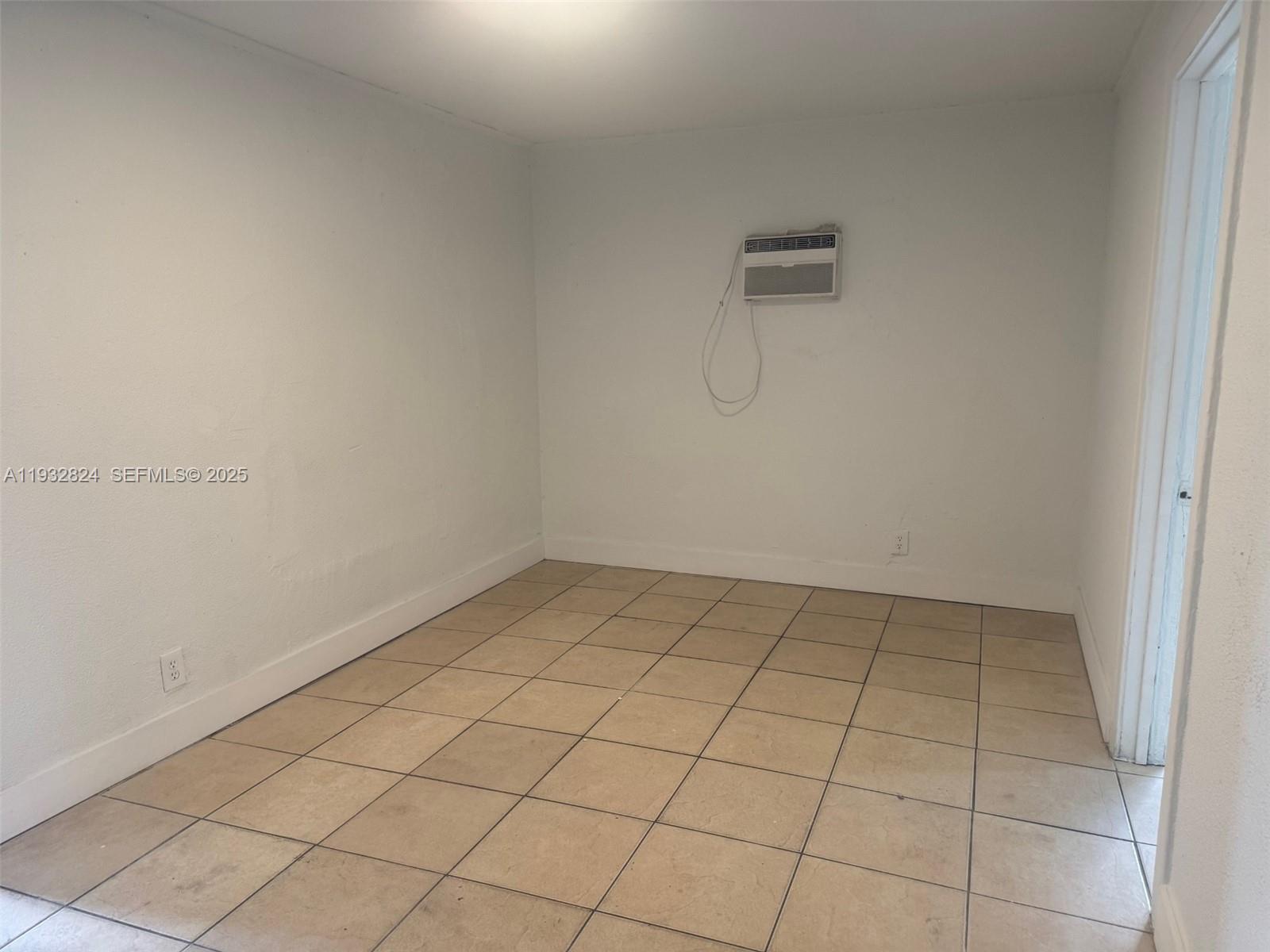 HOLLYWOOD LITTLE RANCHES - Residential Lease