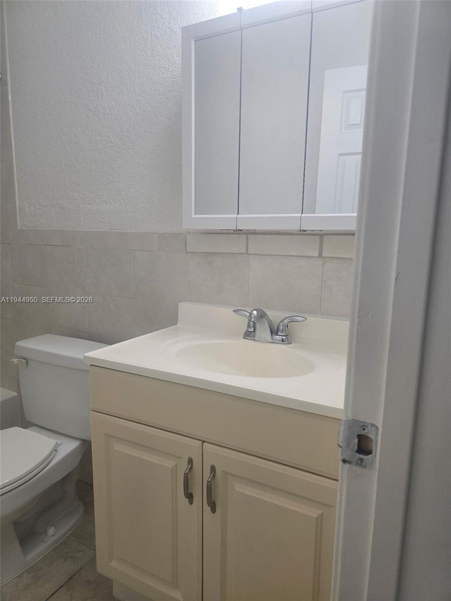 HOLLYWOOD LITTLE RANCHES - Residential Lease