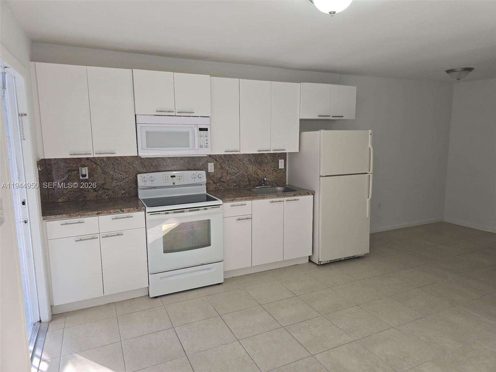 HOLLYWOOD LITTLE RANCHES - Residential Lease