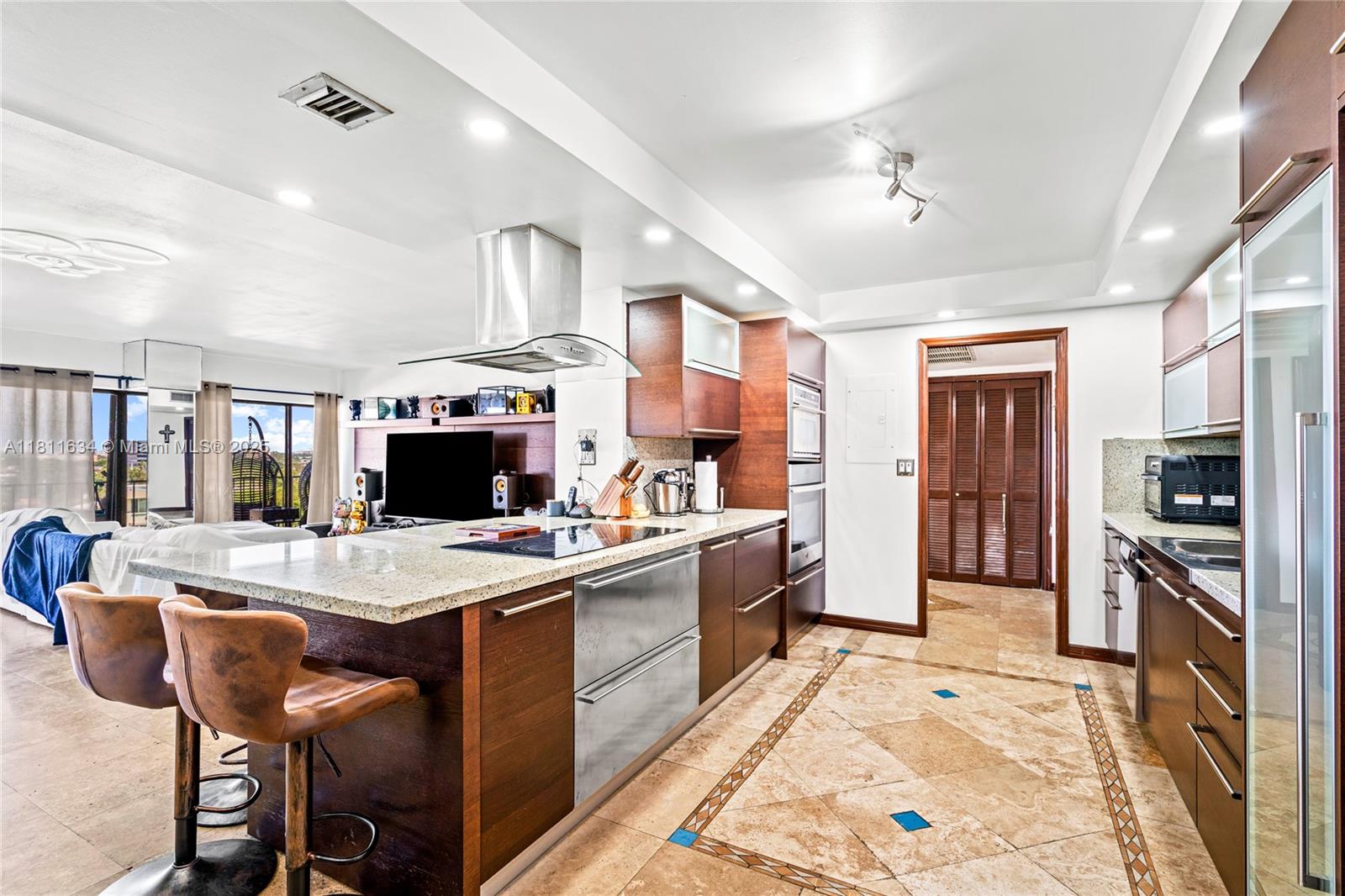 1800 NE 114th St 811