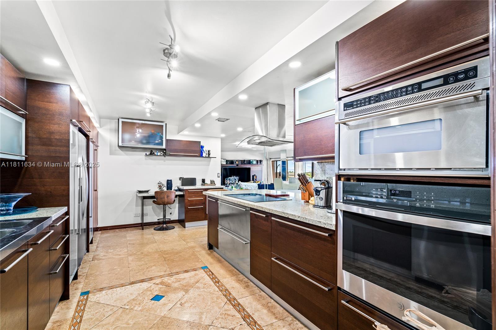 1800 NE 114th St 811