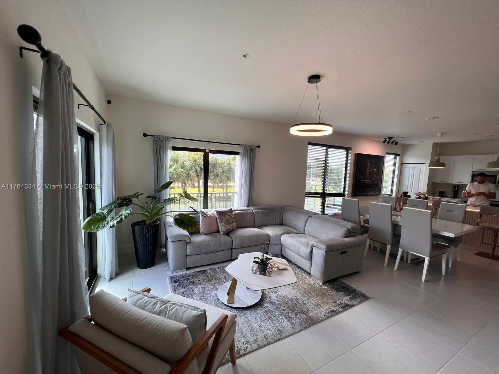 8001 Nw 41 St F-207, Doral, Miami-Dade County, Florida - 3 Bedrooms  
2 Bathrooms - 