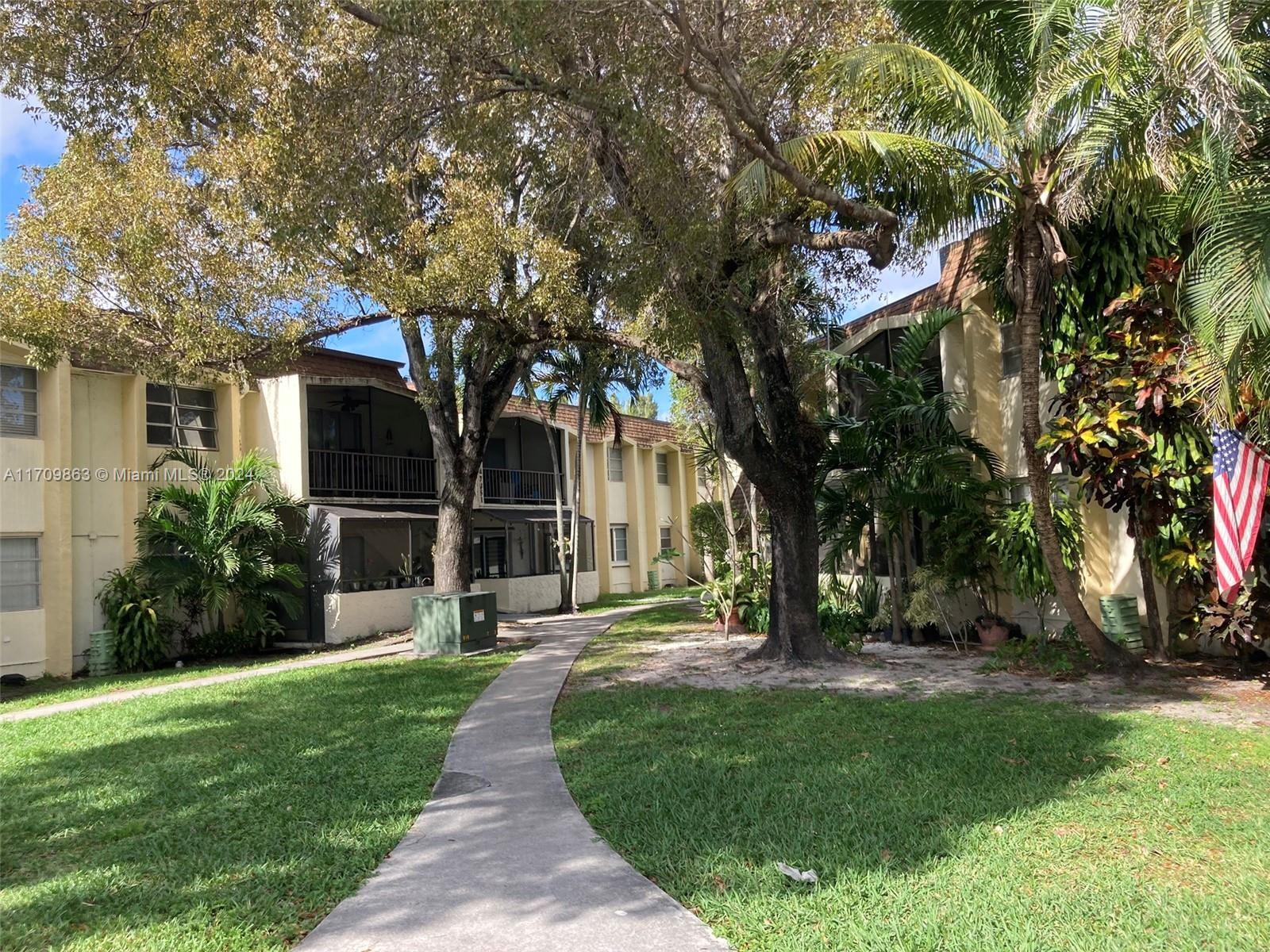 LAKEWOOD VILLAS CONDO - Residential