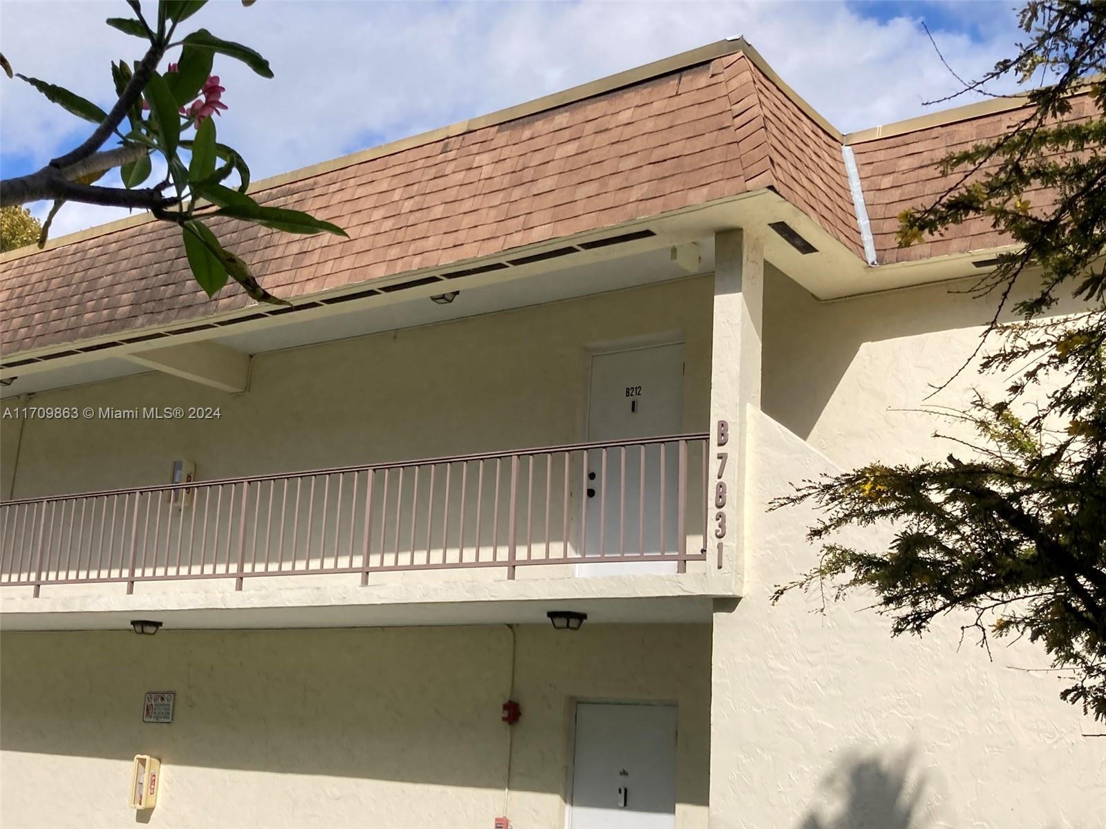 LAKEWOOD VILLAS CONDO - Residential
