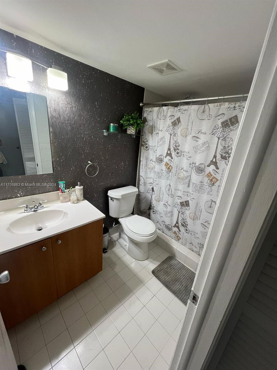 LAKEWOOD VILLAS CONDO - Residential