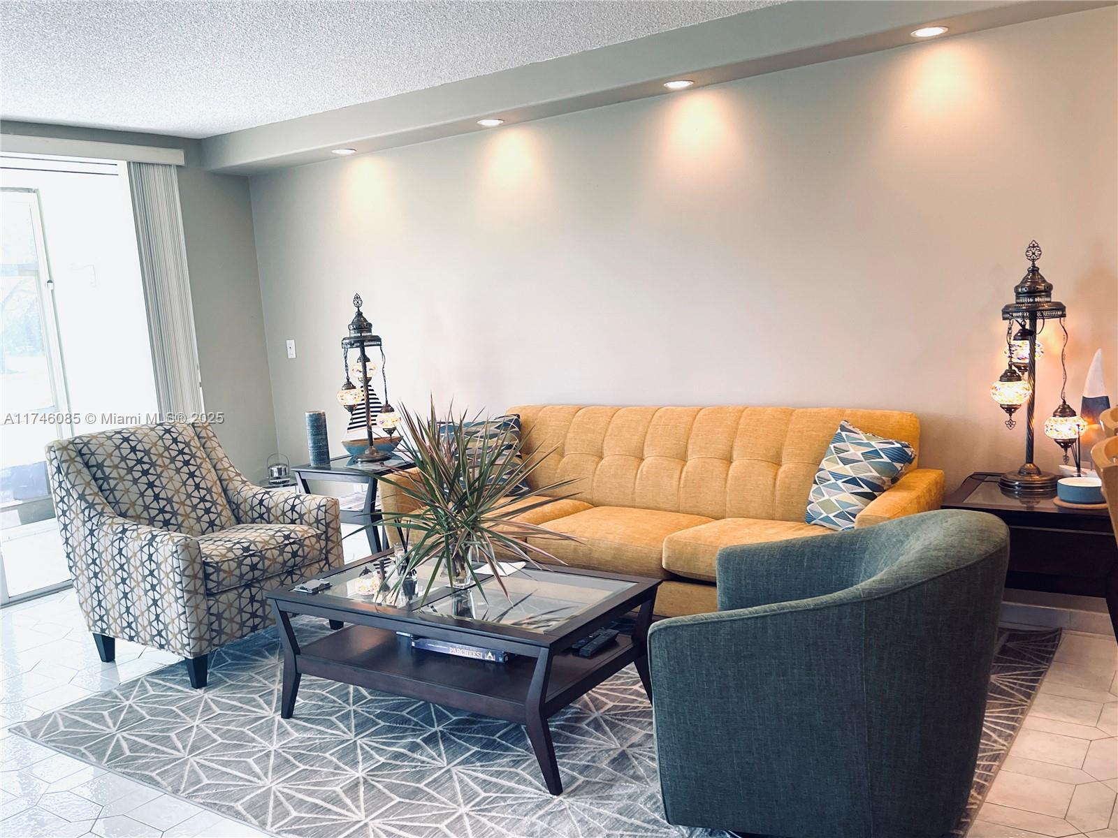 3800 Oaks Clubhouse Dr 112, Pompano Beach, Broward County, Florida - 3 Bedrooms  
2 Bathrooms - 