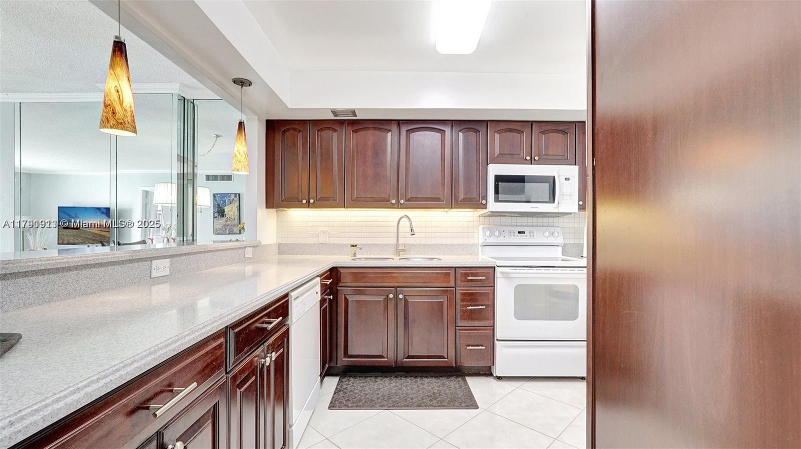 427 Golden Isles Dr 5J
