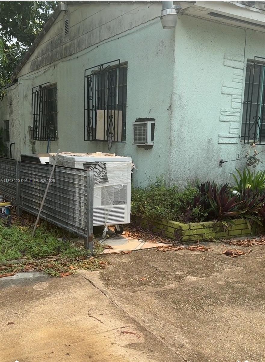 GREAT OPPORTUNITY FOR A TOTAL REMODEL . A GREAT BLANK CANVAS IN A UP & COMING NEIGHBORHOOD. PLEASE CALL LA WITH ANY QUESTIONS. 2/1 BATH . LOT IS ZONED FOR DUPLEX