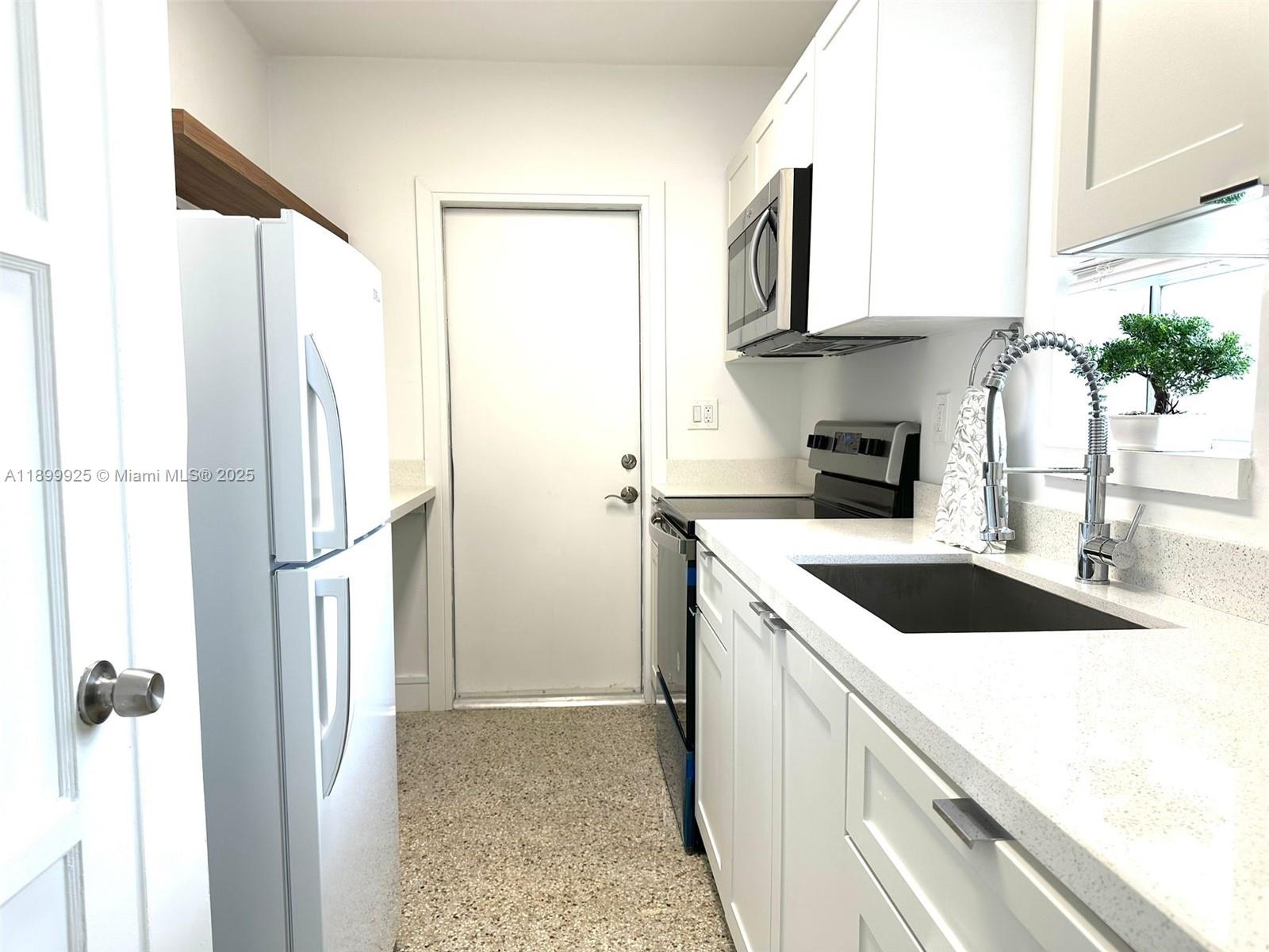 LAUDERDALE - Residential Lease