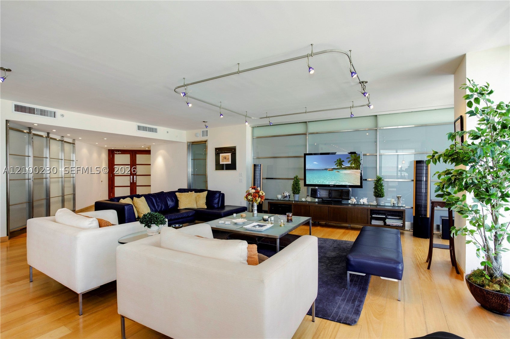 4779 Collins Ave 401