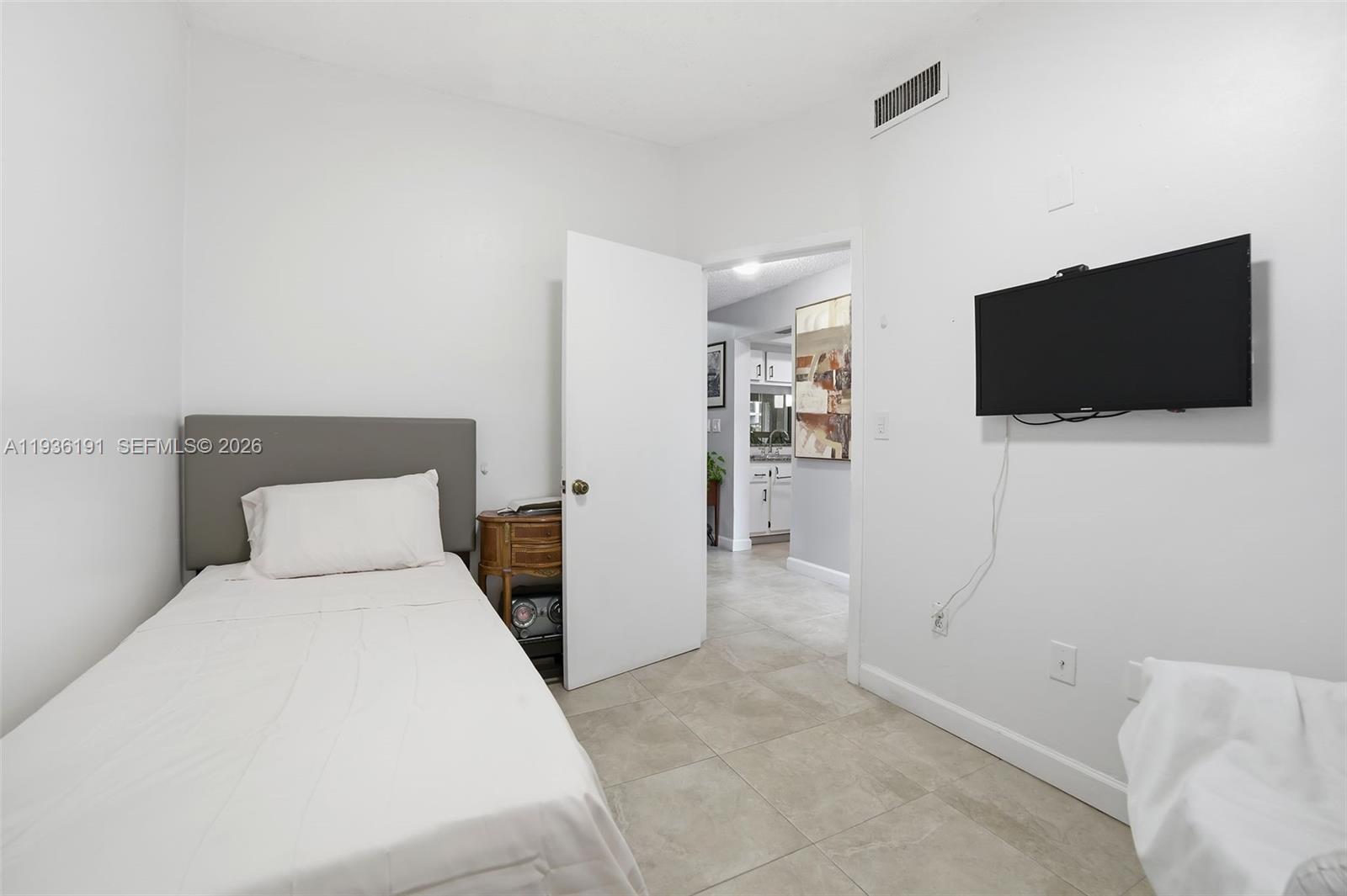 LE CLUB AT KENDALE LAKES - Residential