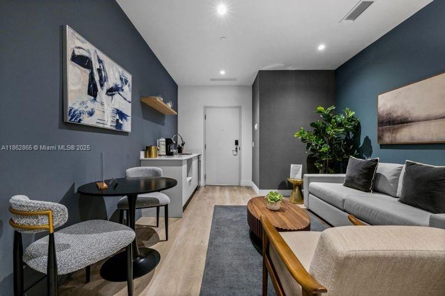 This is your opportunity to acquire fractional ownership in a designer residence, fully furnished and located in Miami’s most sought-after neighborhood: Brickell. Enjoy up to 45 days of worry-free luxury each year, with rooftop sunsets, world-class amenities, and 5-star services.
Unit 602 combines profitability, location, and absolute comfort. A unique opportunity that won’t last long.