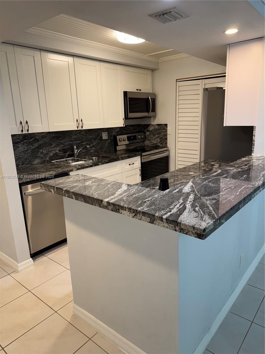 Beautiful apartment in Weston for Rent. 2 beds 2 bath, Impact windows, Tile on the kitchen and the living room and wooding on the bedrooms. Excellent condition. Building has been renovated. Very close from shopping and easy access to I-75 and I-595. The tenant will have access to the Bonaventure Town Center Club, which offers 2 pools, Gym, Tennis court and much more. Make this apartment your home. It is vacant.