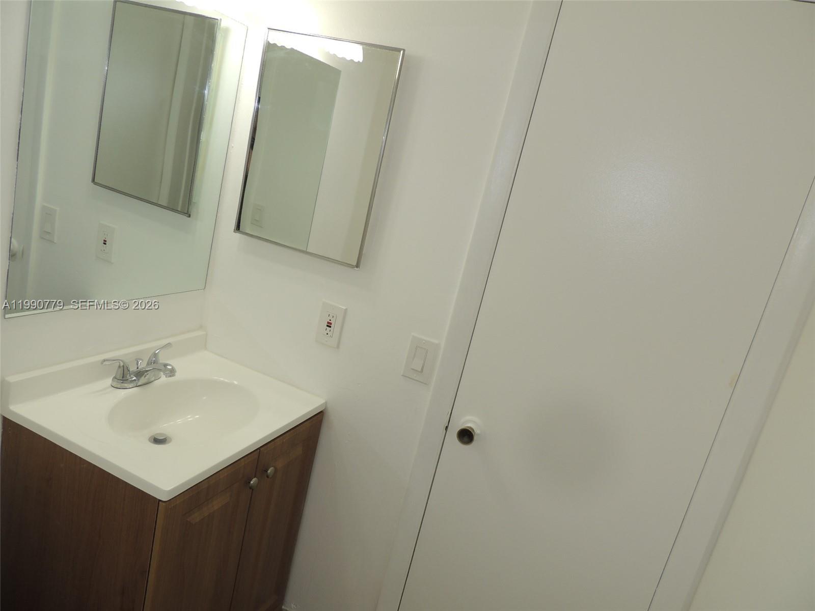 LAKESHORE CONDO #4 - Residential Lease