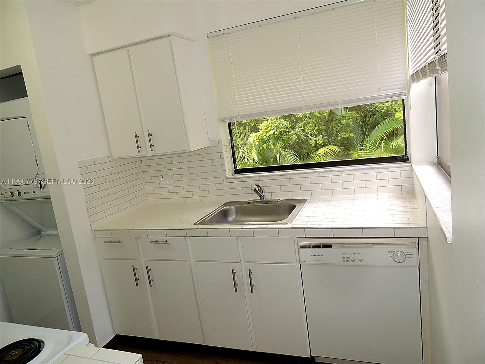 LAKESHORE CONDO #4 - Residential Lease