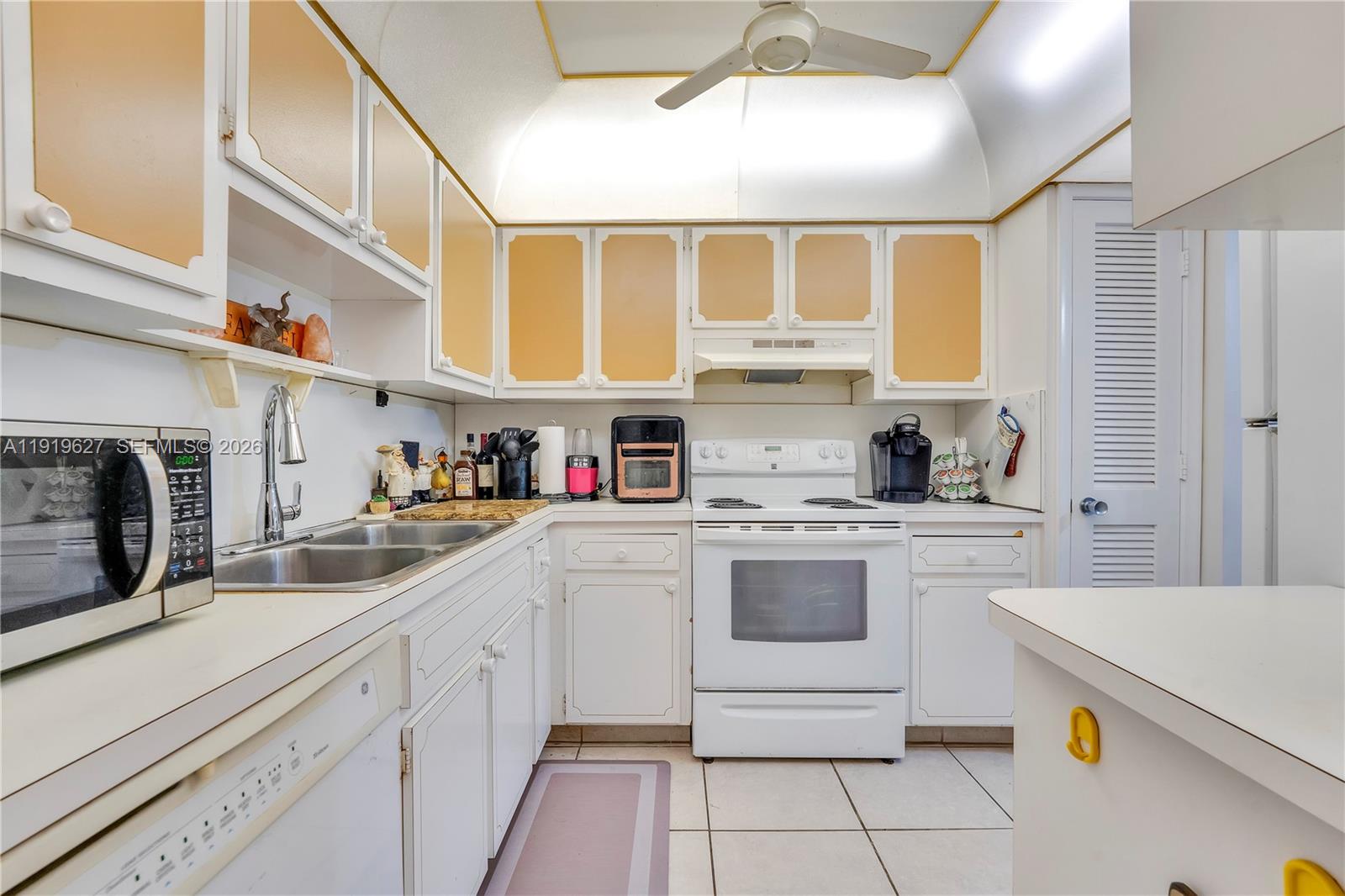 WELLINGTON MANOR CONDO IN - Residential