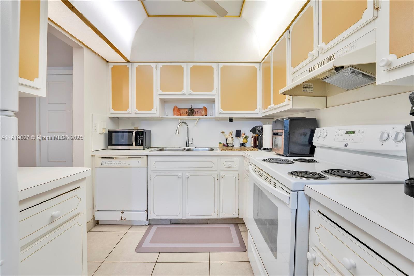 WELLINGTON MANOR CONDO IN - Residential