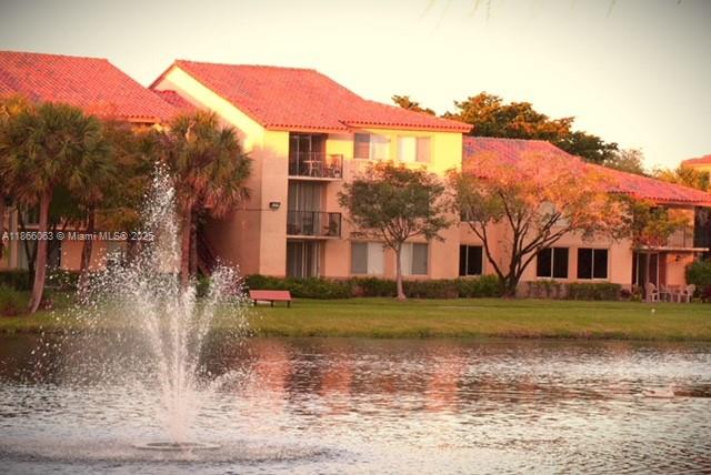 *2/2 3rd Floor with Vaulted ceiling, New Kitchen installed ,freshly painted
*close to shopping, Starbucks,winn dixie,publix,restaurants,sawgrass,highways
*Community amenities 2 pools,tennis court, bar b que grills in designated areas, fitness room
*Tenants are welcome to use the existing W/D in the laundry closet, but the owner does not maintain the cost throughout the lease.
*Apartment is renting in an "AS IS" condition with existing appliances, paint, tiles, kitchen cabinets etc